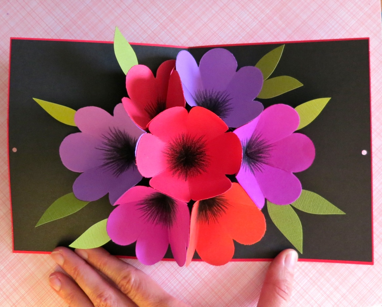 Объемная открытка с цветами внутри