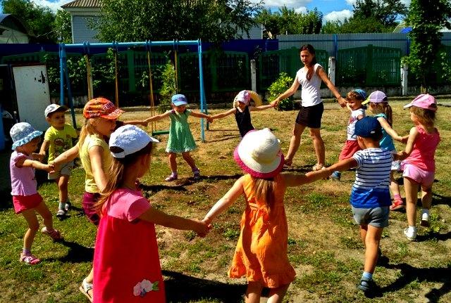 Средняя группа детского сада летом. Летняя прогулка в детском саду. Прогулка в детском саду летом. Прогулка детский сад лето. Дети летом в детском саду.