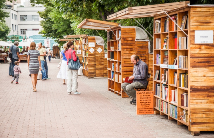 Up library. Буккроссинг Музеон. Буккроссинг парк Горького. Буккроссинг в парке Горького. Парк Музеон буккроссинг.