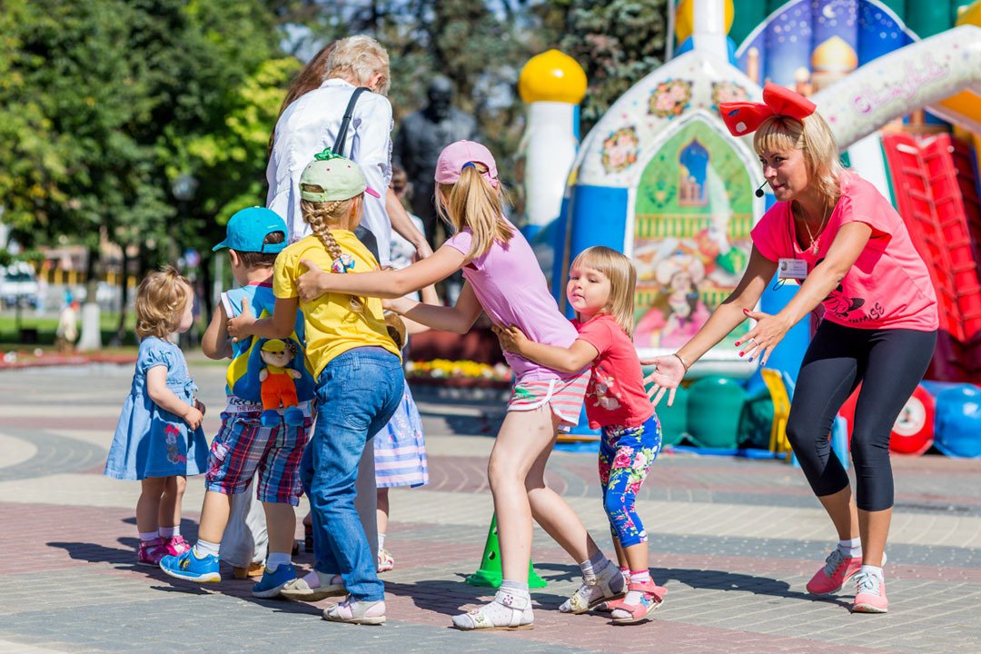 Спортивные эстафеты для детей в лагере. Эстафеты для детей на улице. Веселые эстафеты для детей на улице. Спортивные конкурсы для детей на улице летом. Спортивная эстафета для детей на улице.