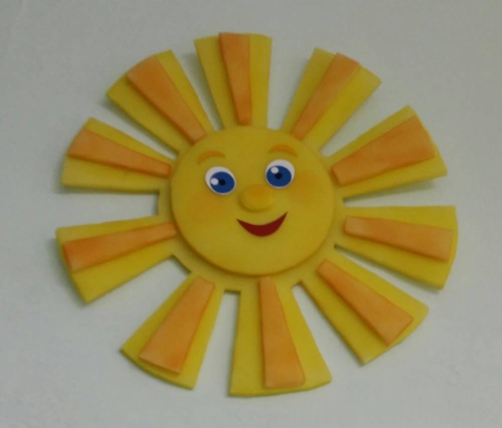 Оригами солнышко. Солнце своими руками. Готовая поделка солнце. Поделка солнышко своими руками из бумаги. Как сделать солнце из поролона.