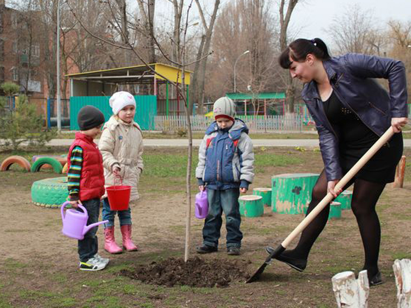 Труд детей в природе. Труд на участке в детском саду. Труд детей в природе в детском саду. Уборка участка в детском саду.