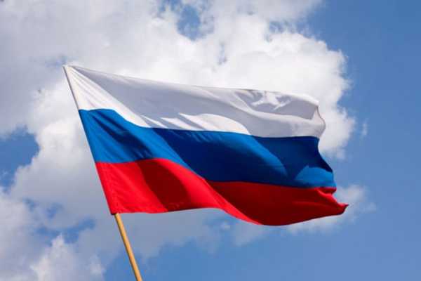 Российский флаг на белом фоне