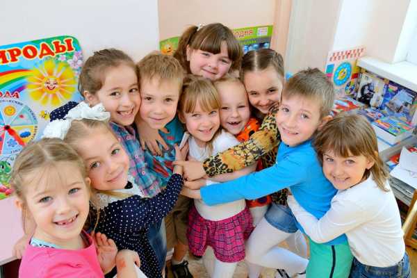 Картинка мальчики и девочки в детском саду